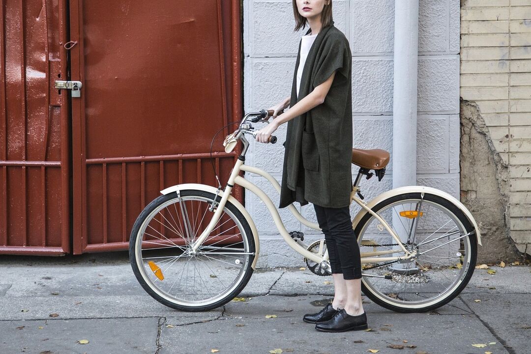 Mädchen mit Fahrrad